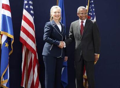 La secretaria de Estado de EEUU, Hillary Clinton, y el primer ministro de Cabo Verde, José Maria Neves, se saludan durante la reunión que mantuvieron en isla de Sal