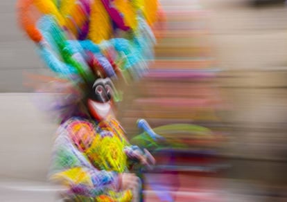 Uno de los 'boteiros' durante el entroido (carnaval) de Viana do Bolo, en Ourense.