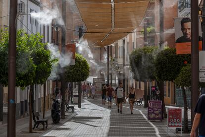 Varias personas se protegen del sol este martes en Mérida (Extremadura).