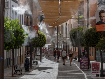 Varias personas se protegen del sol este martes en Mérida (Extremadura).