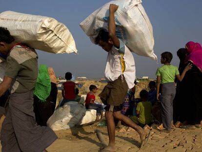 Refugiados rohingya llegan al campo de Balukhali, en Banglad&eacute;s.