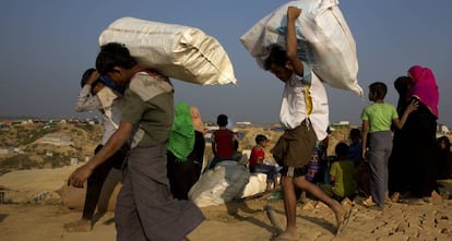 Refugiados rohingya llegan al campo de Balukhali, en Banglad&eacute;s.