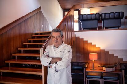 El chef Rui Paula posa dentro del restaurante, donde abunda el uso de la madera de Afizelia africana para lograr un ambiente acogedor, como si fuera un refugio.