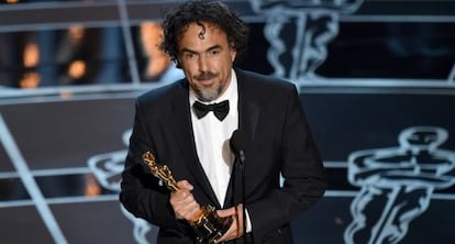 Alejandro G. Inarritu recebe o Oscar de Melhor Diretor por 'Birdman' em 2015.