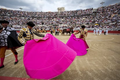 Aunque los megáfonos anuncia una "novillada cien por cien francesa", suena el pasodoble y los festejos empiezan con la obertura de 'Carmen'.