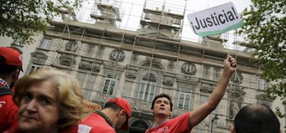 Protesta de los trabajadores ante la fachada del Tribunal Supremo