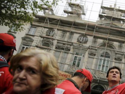 Protesta de los trabajadores ante la fachada del Tribunal Supremo, en abril.