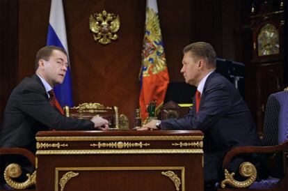 El jefe de Estado ruso, Dmitri Medvédev (izquierda), y el presidente de Gazprom, Alexéi Miller, deciden hoy en Moscú el corte del suministro de gas a Bielorrusia.