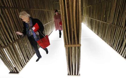 Visitantes transitan por la instalaci&oacute;n de Li Xiaodong, creada para Sensing spaces.