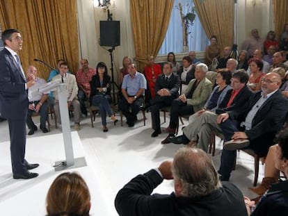 Patxi López se dirige a los candidatos y afiliados del PSE de Bizkaia, en el acto celebrado en Bilbao.