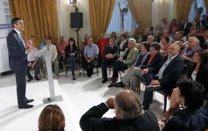 Patxi López se dirige a los candidatos y afiliados del PSE de Bizkaia, en el acto celebrado en Bilbao.