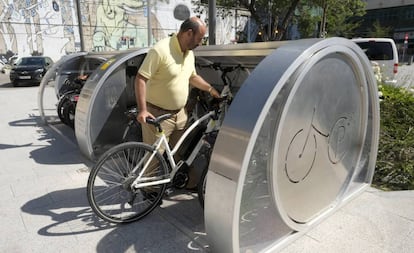 Prueba piloto de un aparcamiento de bicicletas en la plaza de las Estaciones de Santander.