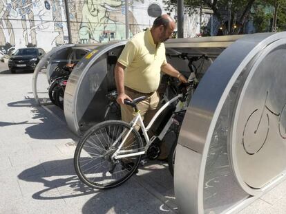 Prueba piloto de un aparcamiento de bicicletas en la plaza de las Estaciones de Santander.