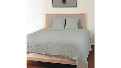 Productos para dormir fresco sobre fondo blanco.