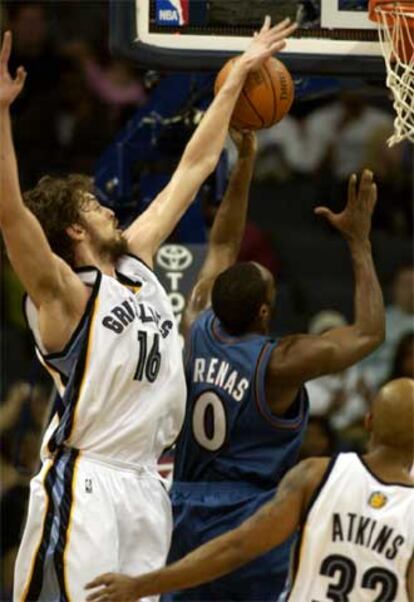 Pau Gasol (izquierda) bloquea un lanzamiento de Gilbert Arenas (c) de los Wizards de Washington.