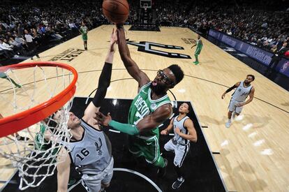 Brown jugando contra los San Antonio Spurs