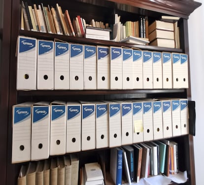 Part de l'arxiu del Dr. Joaquín Marco, dipositat a la UEB i format per 110 caixes de documentació.