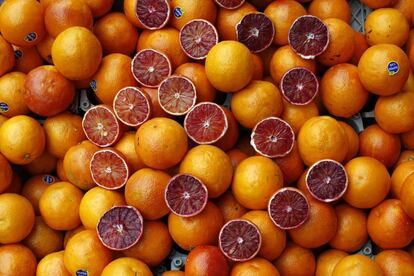 Naranjas en un puesto ambulante en los alrededores del bazar Tajrish en Teherán, Irán, este jueves. El presidente de Irán, Hasan Rohaní, afirmó ayer durante la sesión de su Gabinete que espera que la llegada de Joe Biden a la presidencia del Estados Unidos suponga el levantamiento de las duras sanciones que su antecesor en el cargo, Donald Trump, impuso a su país. También aseguró que el futuro del acuerdo nuclear está en manos de la nueva Administración estadounidense.