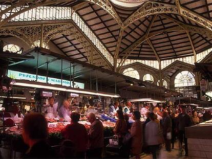 Los puestos del mercado Central de Valencia, situado en la plaza de la Ciudad de las Brujas, están cubiertos por una estructura modernista.