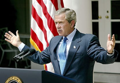 El presidente de Estados Unidos, George Bush,  durante una conferencia de prensa en el Rose Garden de la Casa Blanca.