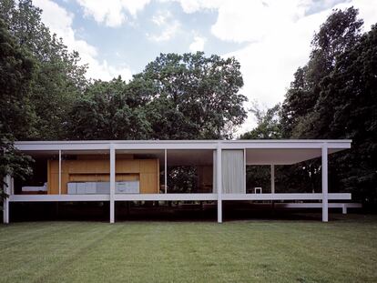 La icónica casa Farnsworth de Mies van der Rohe, en Plano, Illinois, EE UU.