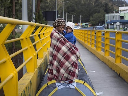 Mãe com o filho na ponte da fronteira