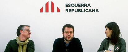 La secretaria general adjunta y portavoz de ERC, Marta Vilalta (d), el presidente del Consell Nacional de los republicanos, Josep Maria Jové (i), y el coordinador nacional del partido y vicepresidente de la Generalitat, Pere Aragonés (c).