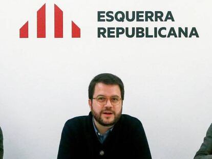 La secretaria general adjunta y portavoz de ERC, Marta Vilalta (d), el presidente del Consell Nacional de los republicanos, Josep Maria Jové (i), y el coordinador nacional del partido y vicepresidente de la Generalitat, Pere Aragonés (c).