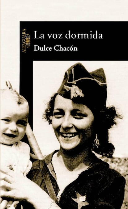 <p> <strong>Por qué lo debe leer un hombre.</strong> A pesar de todo lo que hay escrito sobre la Guerra Civil y el franquismo, Chacón desentierra un rincón de ese prisma al que rara vez se le había otorgado luz. El de un grupo de mujeres presas -una de ellas, Hortensia, embarazada de ocho meses- en la cárcel de Las Ventas (Madrid) en la postguerra civil española. Mujeres reales cuya voz se silenció, no solo por ser la de los perdedores, sino también por ser mujeres. En las nueve palabras con las que empieza el libro -“La mujer que iba a morir se llamaba Hortensia”- se recoge la esencia del texto. Duro y sin ambages -aunque la propia Chacón reconoció que tuvo que dulcificar alguno de los testimonios reales que recoge en el libro-, pero también con un poso de dulzura, de lealtad y de comunidad. Si llevas meses escuchando la palabra “sororidad” sin tener muy claro de qué va, deberías leer este libro.</p>