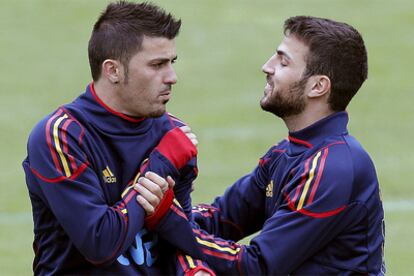 Villa y Cesc bormean durante un entrenamiento con la selección española.