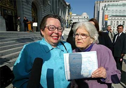 Phyllis Lyon, de 79 años, y Dell Martin, de 82, muestran con orgullo la primera licencia matrimonial concedida por el consistorio de San Francisco.
