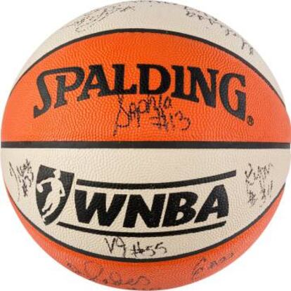 Balón de baloncesto firmado por el equipo New York Liberty.