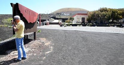 Un turista en el aparcamiento de la bodega Stratvs, el complejo ideado y construido por el empresario Juan Francisco Rosa.