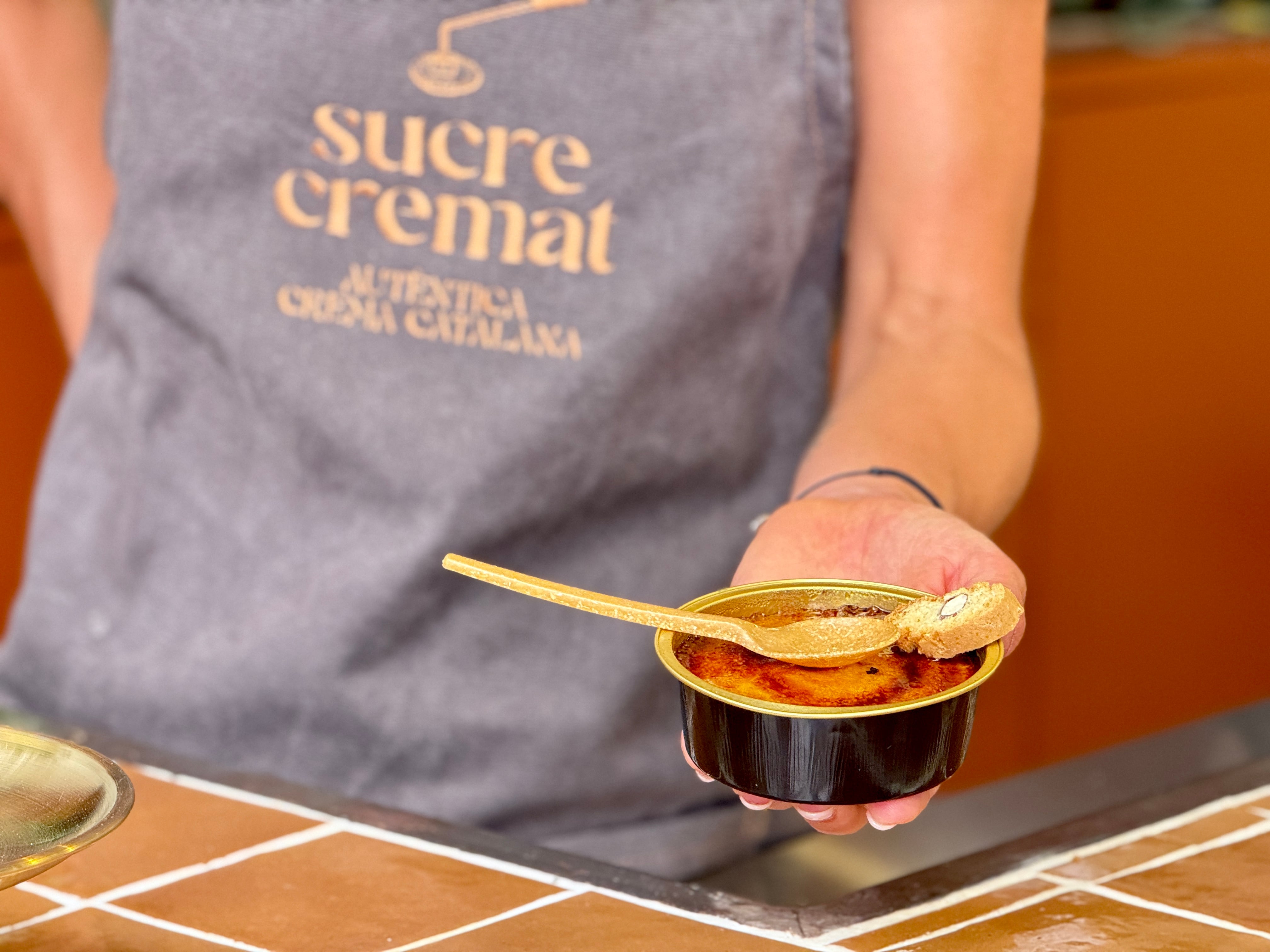 La crema catalana de Sucre Cremat, primera tienda especializada en este postre para llevar.