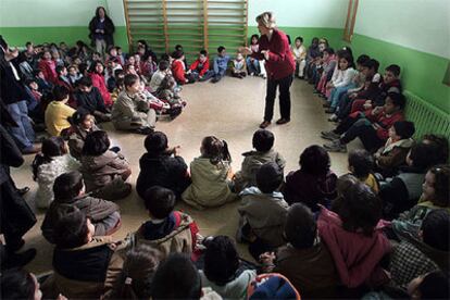 Niños del Carmel desplazados al colegio Sant Antoni Maria Claret, en Nou Barris, por los desalojos en el barrio.