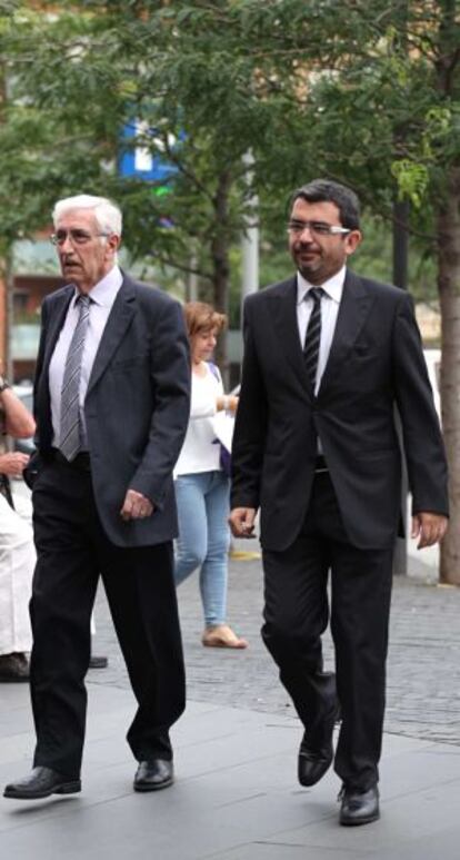 Daniel Osácar, a la izquierda, junto a su abogado, a su llegada a la Ciudad de la Justicia de Barcelona.