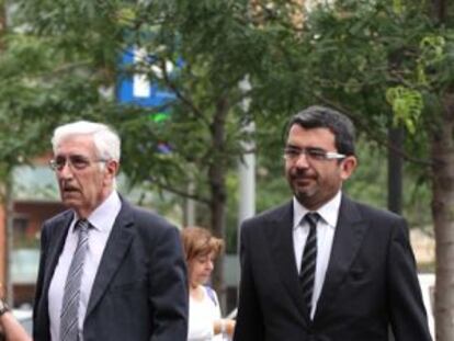 Daniel Osácar, a la izquierda, junto a su abogado, a su llegada a la Ciudad de la Justicia de Barcelona.