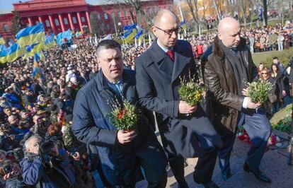 El presidente interino Oleksandr Turchínov (derecha), el primer ministro Arseni Yatseniuk (centro) y el líder del partido Svoboda Oleh Tiahnibok en el 200 aniversario del poeta Taras Shevchenko en Kiev.
