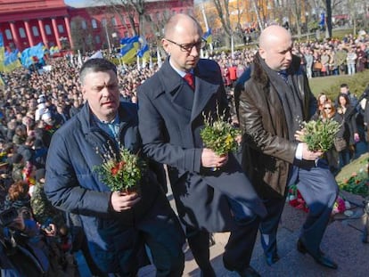 O presidente interino Oleksandr Turchínov (direita), o primeiro-ministro  Arseni Yatseniuk (centro) e o líder do partido Svoboda Oleh Tiahnibok  no 200 aniversário do poeta Taras Shevchenko em Kiev.