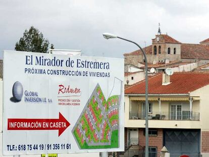 Un cartel informa de una futura urbanización en Estremera.