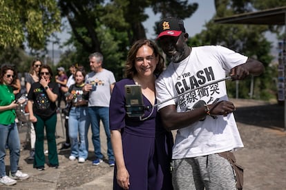 Ada Colau, alcaldesa y candidata de Barcelona en Comú, se hace un selfi con un mantero, después de la foto de grupo con el resto de alcaldables.