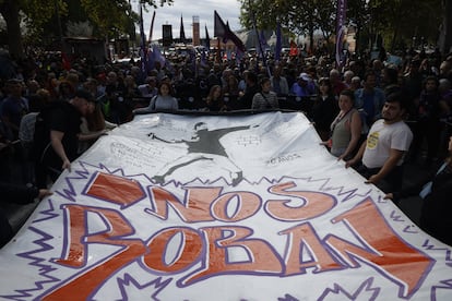 Una de las pancartas al inicio de la protesta al inicio de la marcha en Atocha (Madrid).