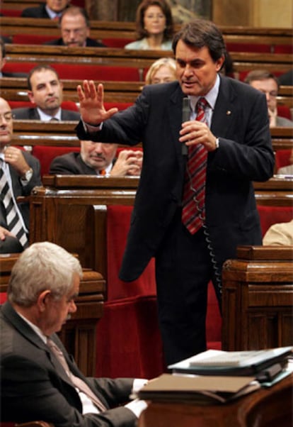 Mas interviene en el pleno dirigiéndose a Maragall durante el debate.