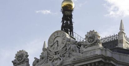 Reloj en la fachada de la sede del Banco de España, en la Plaza de Cibeles en Madrid.