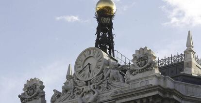 Reloj en la fachada de la sede del Banco de Espa&ntilde;a, en la Plaza de Cibeles en Madrid.