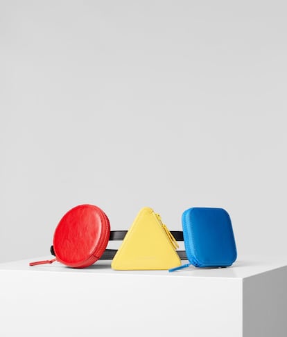 Colores llamativos, formas geométricas y accesorios juveniles protagonizan la nueva campaña de Karl Lagerfeld. La colección pretende rendir homenaje al estilo de la Bauhaus, una de las corrientes artísticas preferidas del diseñador alemán, que en contraposición, vestía siempre de un implacable blanco y negro. Esta riñonera, confeccionada en piel encerada de efecto agrietado, busca aportar un toque de color a los atuendos más informales. Cada uno de los monederos que la componen puede usarse de manera independiente. Precio: 195 euros.