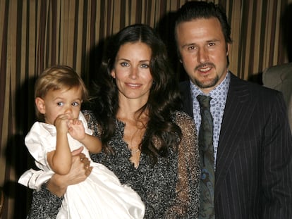 Courteney Cox y David Arquette posan junto a su hija en 2006.
