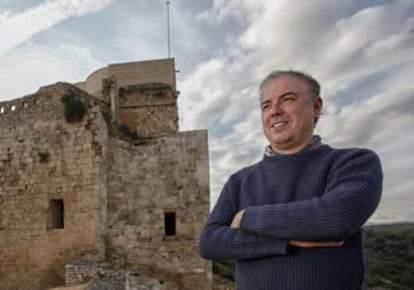 L'historiador barceloní Ramon Sarobe al castell de Miravet.