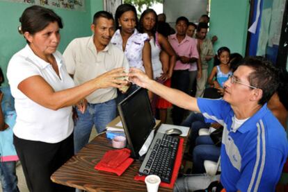 Varias personas votan en el departamento del Cauca.