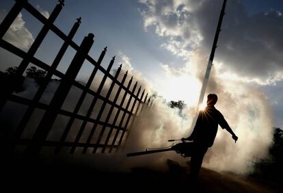 Fumigación en Bangalore (India), donde los mosquitos han transmitido el dengue a miles de personas.